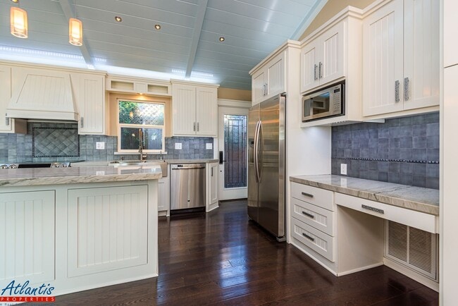 Building Photo - Gorgeous Home | Remodeled | Desirable Location