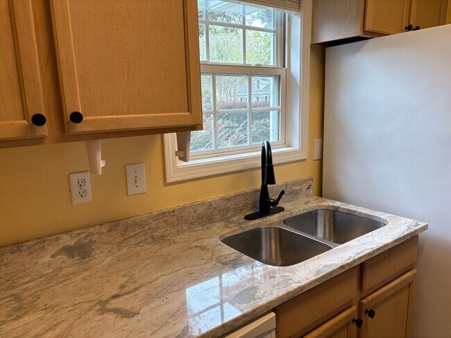 Building Photo - 34 St Thomas Ct