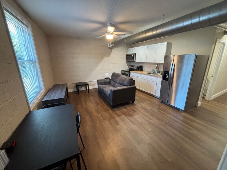 Building Photo - 637 Washington St