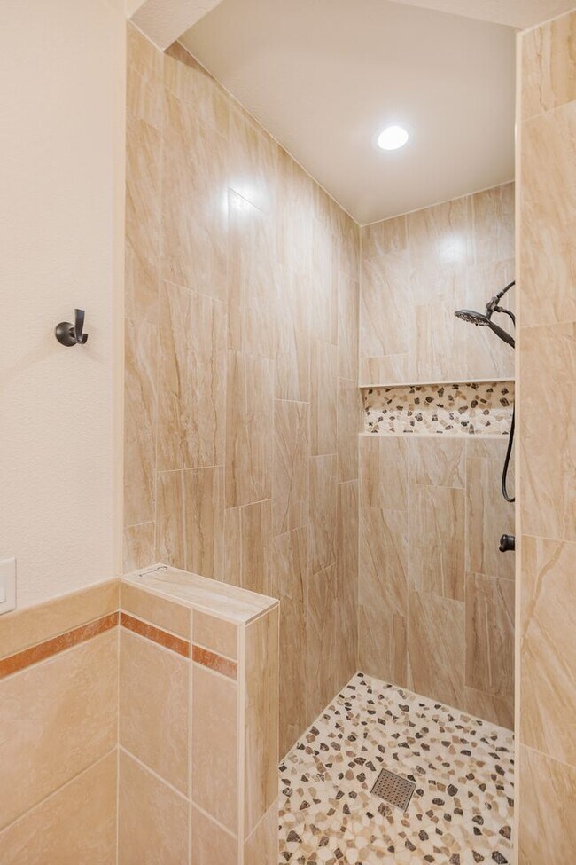 Building Photo - 3 bed 2 bath beautiful home!