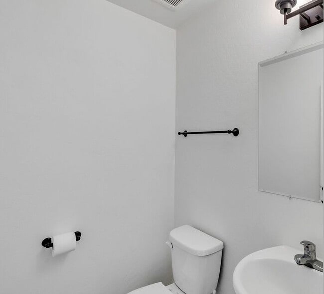 Building Photo - Modern 3 Bedroom 3 Bath Townhome in New Construction Neighborhood