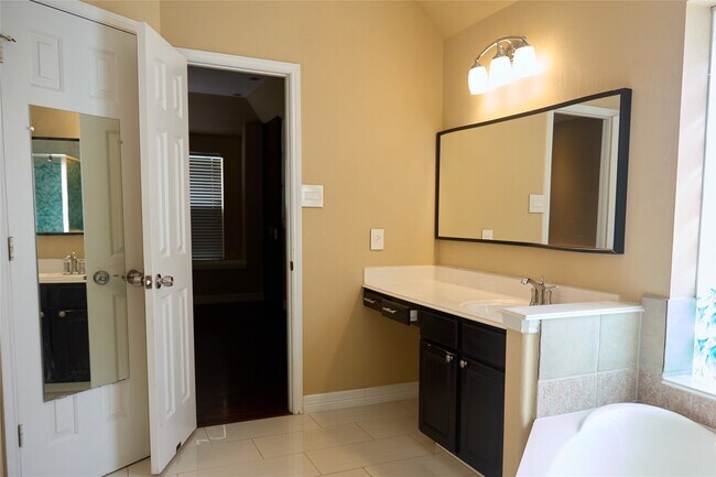Building Photo - 5319 Lindenchase