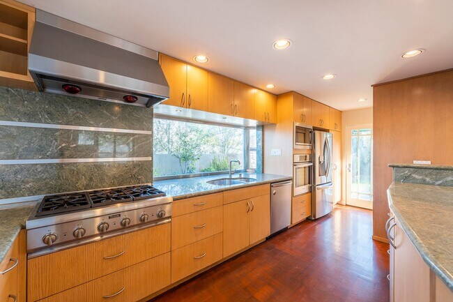 Building Photo - Warm & Inviting Manhattan Beach Rental Home!