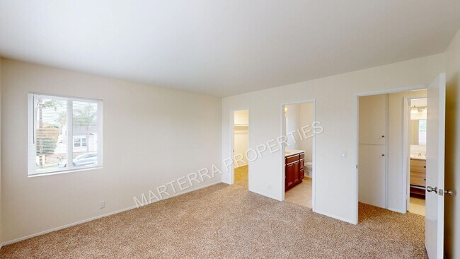 Building Photo - Charming 3-Bedroom, 2.5-Bathroom Home in D...