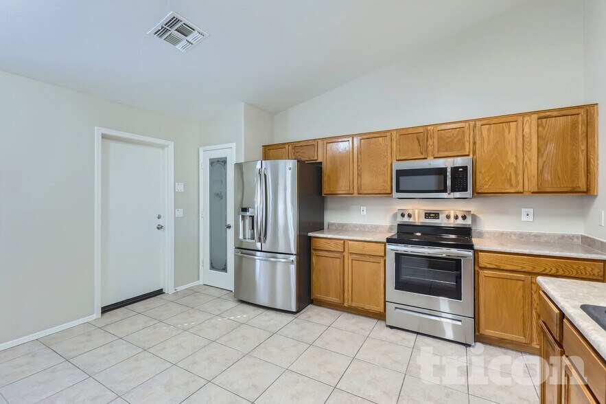 Building Photo - 2601 S 79th Dr