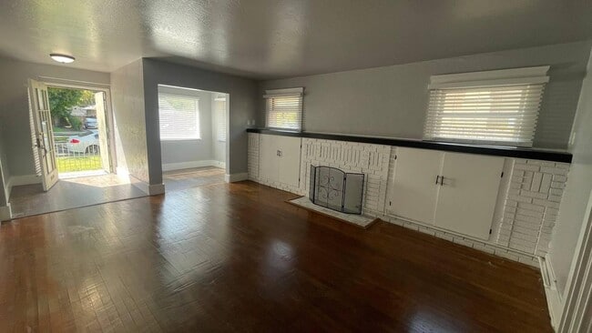 Primary Photo - 835 E Weldon Ave