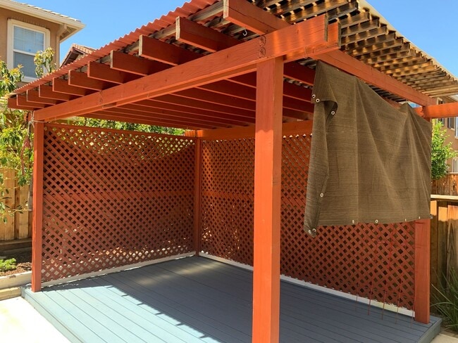 Building Photo - Freshly Painted Interior for this Single F...