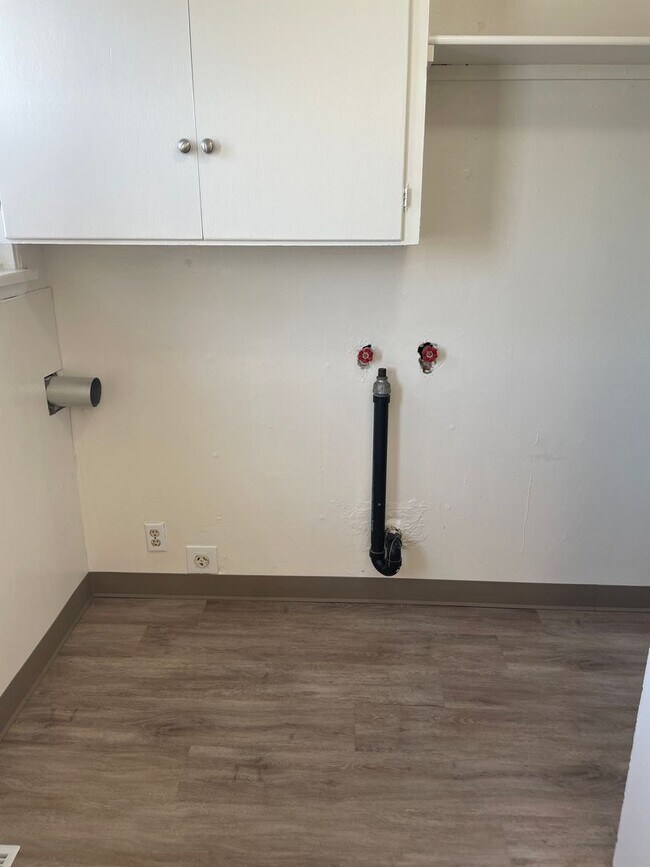 Building Photo - 2BR 1BA Duplex On Lake!!