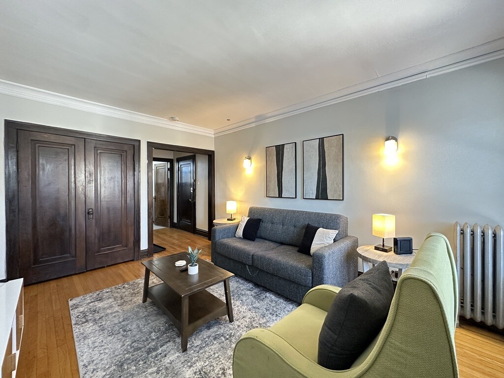 Building Photo - 1911 W Larchmont Ave