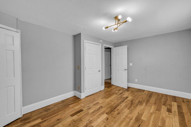 Building Photo - Sleek Highland Park Unit – Great Location,...