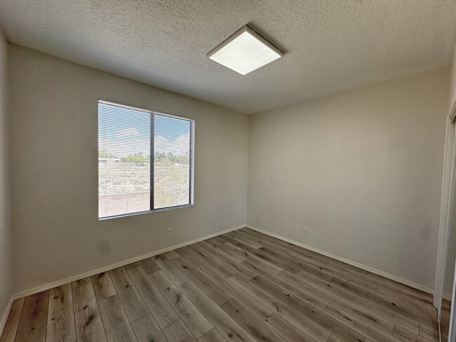 Building Photo - 1105 Meadowlark Way SE