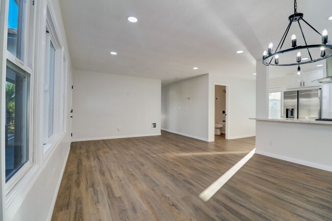 Building Photo - 902 9th St
