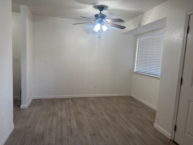 Building Photo - FT125-#4-HB 1X
