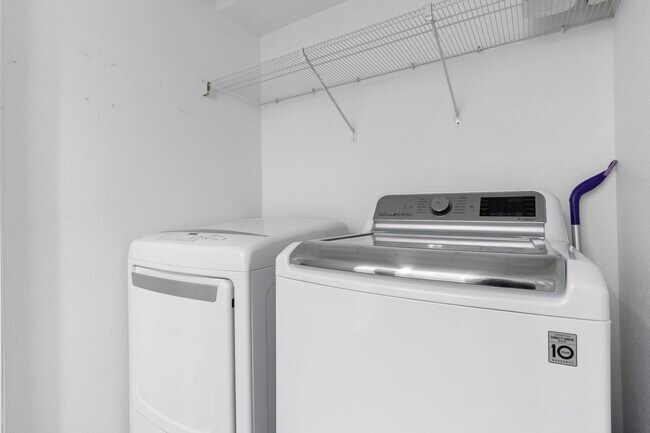 Building Photo - 4444 Victory Dr