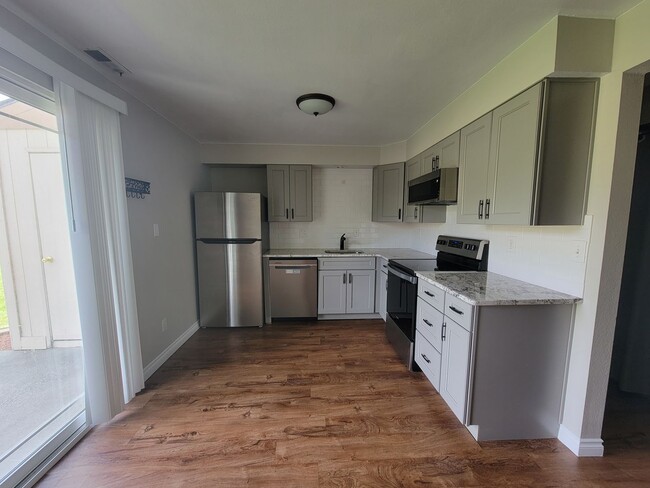 Building Photo - Townhome with Community Pool and Private P...