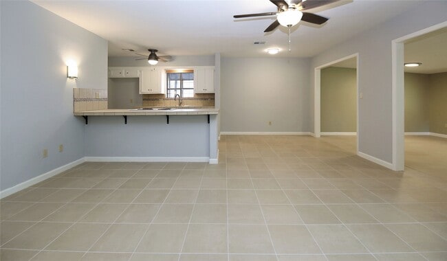Building Photo - 2806 Bluebonnet St