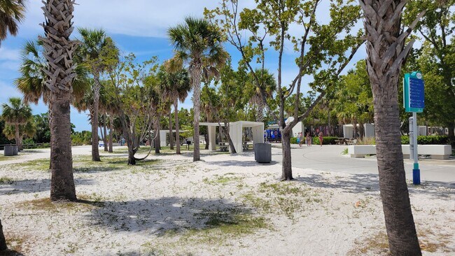 Building Photo - Annual UNfurnished Siesta Key Gulf front 2/2 condo with water views!