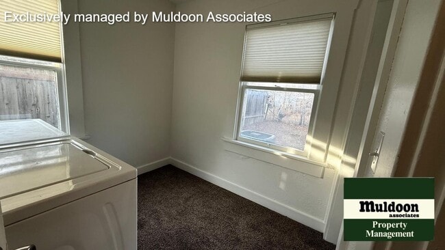 Building Photo - Cute 1.5 story!