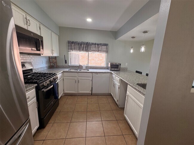 Building Photo - 2118 Hilton Head Dr