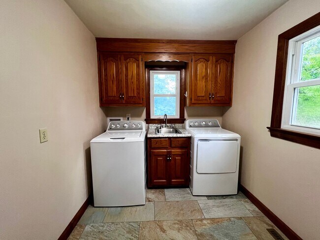 Building Photo - Large 6 bedroom home with Pool in Virginia Beach