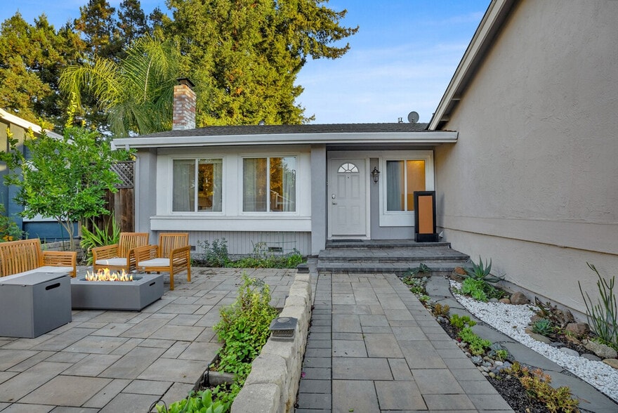 Building Photo - 5805 Silver Creek Valley Pl