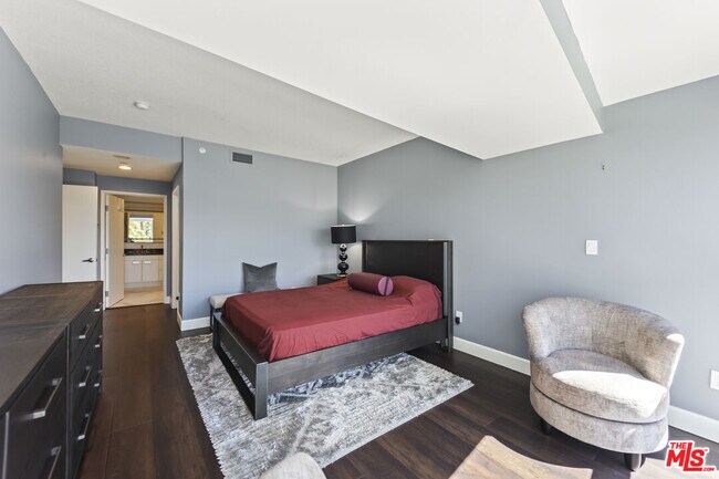 Building Photo - 13600 Marina Pointe Dr