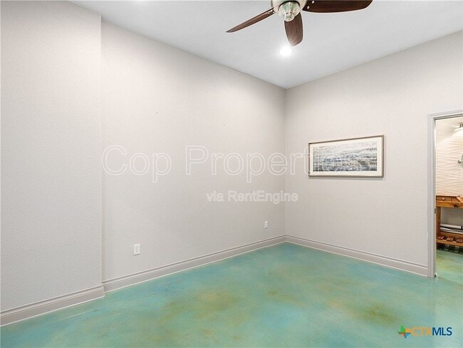 Building Photo - 321 Village View Dr