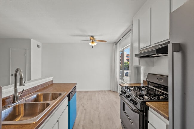 Building Photo - 21000 Parthenia St