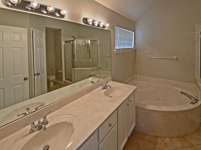 Building Photo - 3 bed, 2 bath near Hacks Cross and Shelby Dr