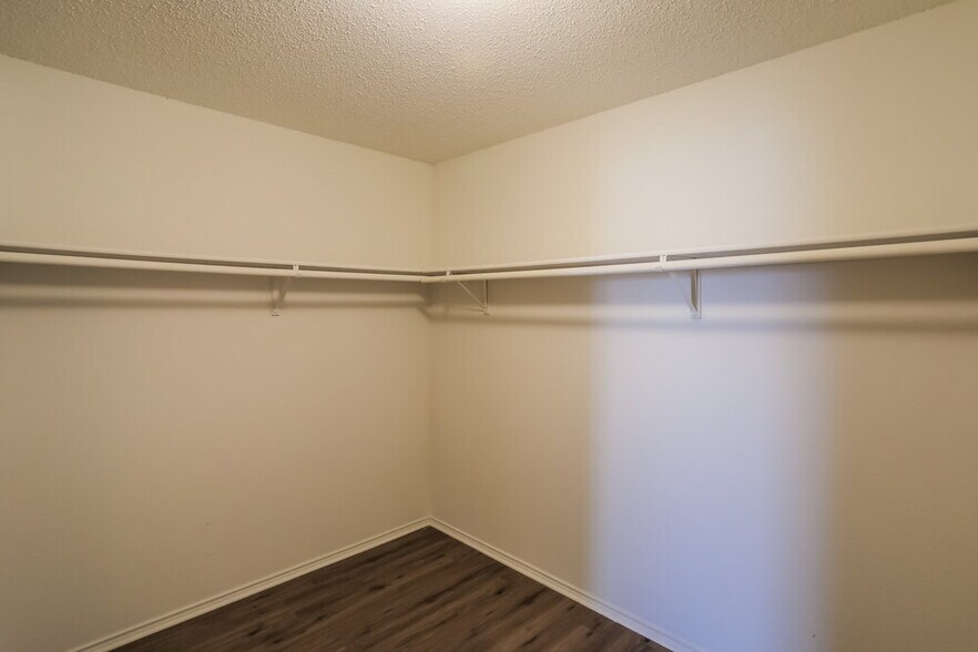 Building Photo - 16101 Hollyhill Ct