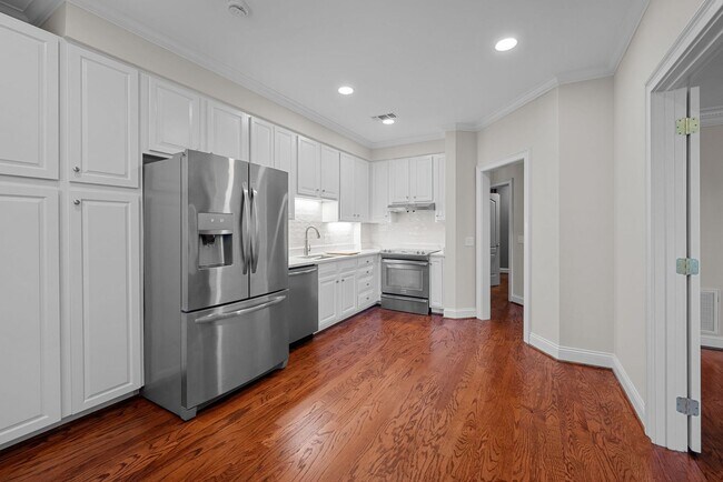 Building Photo - Newly Renovated Condo in The Westende with...