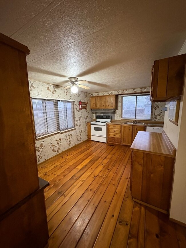 Building Photo - Country Living!