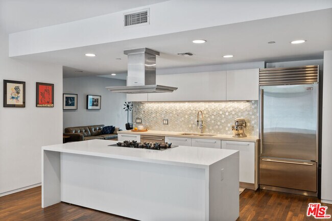 Building Photo - 825 Kings Rd