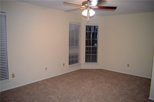 Building Photo - 16819 Village Oak Loop