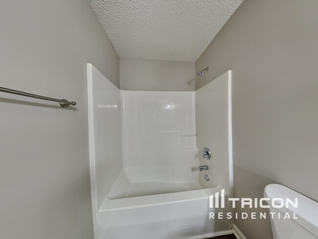 Building Photo - 2208 Ballingarry Dr