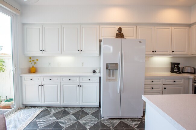 Building Photo - 593 Sweet Pea Pl