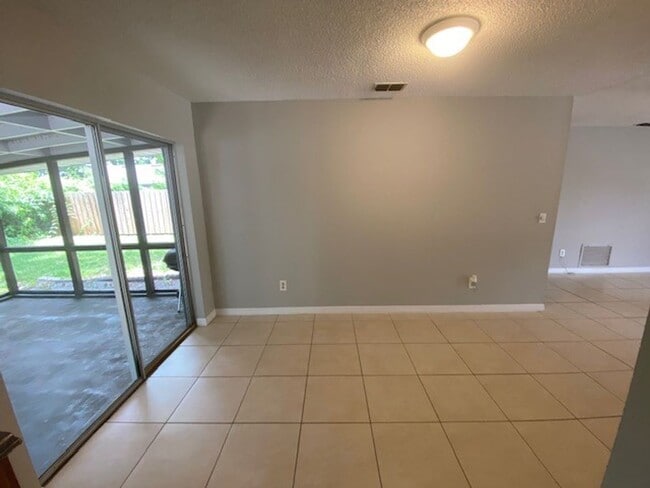 Building Photo - 2 Bedroom 2 Bath Duplex in Historic Downto...