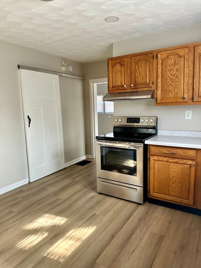 Building Photo - Renovated 3-Bedroom Gem within walking dis...