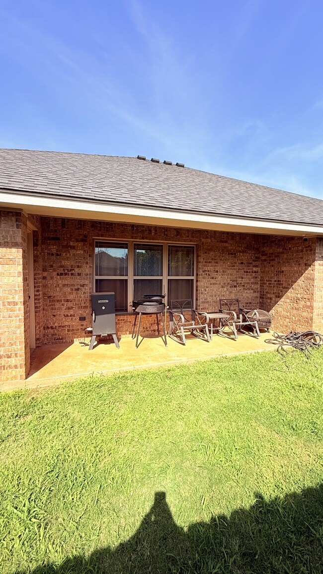 Building Photo - 28 NE Summerwood Dr
