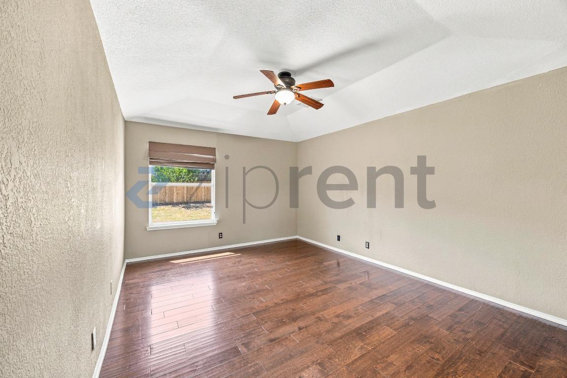 Building Photo - Unit