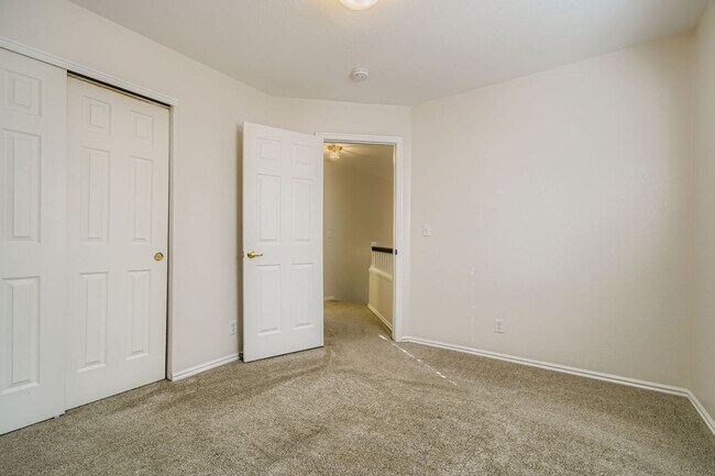 Building Photo - Bright & Spacious 3-Bedroom Home in Fox Run