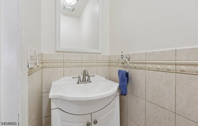 Building Photo - 360 Cotswold Pl