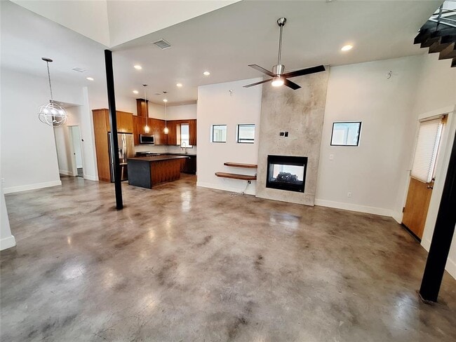 Building Photo - 607 Peacock Ln