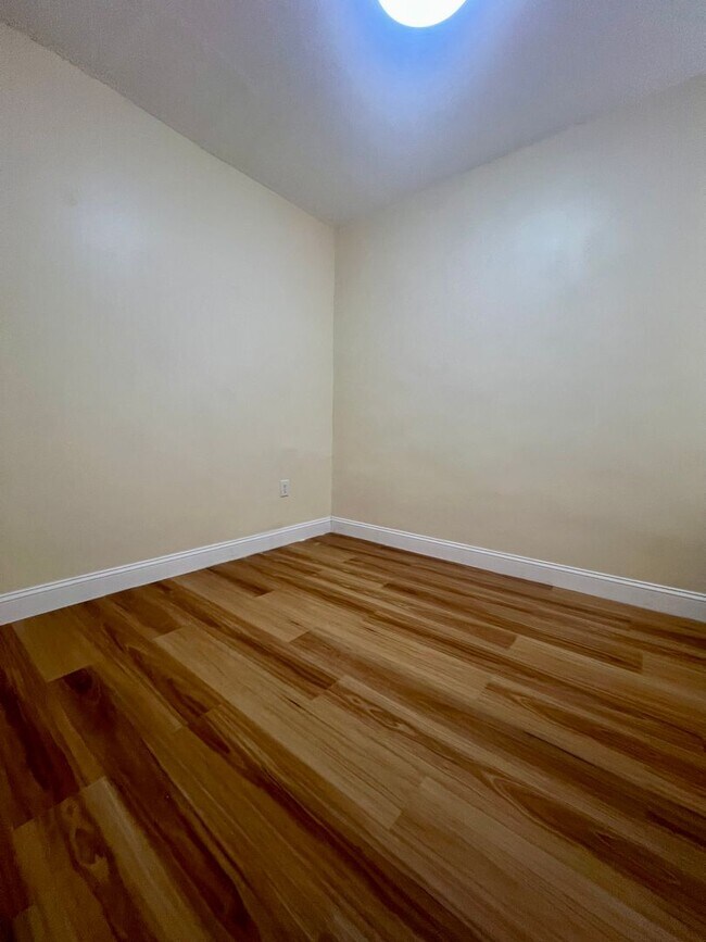 Building Photo - Newly Renovated 3-Bed Townhome in West Passyunk! Available NOW!