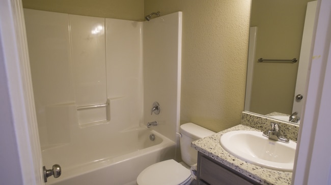 Building Photo - Open Floor plan 2 Bed 2 Bath Close to Down...