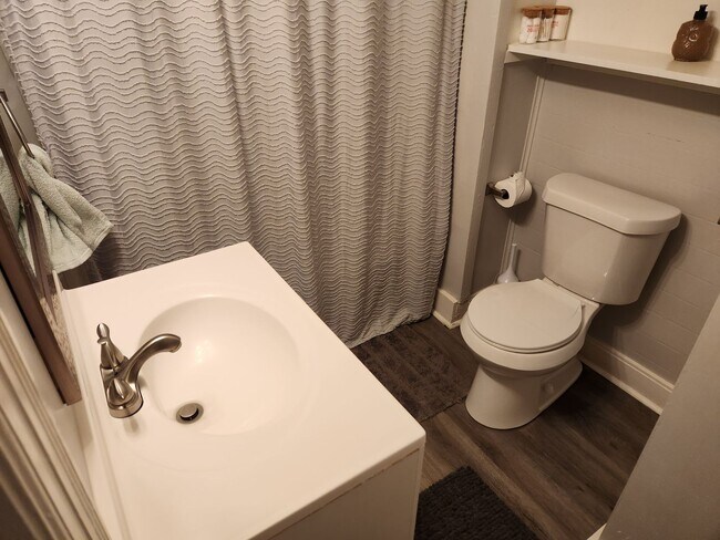 Building Photo - Cozy Apartment located near UAMS!