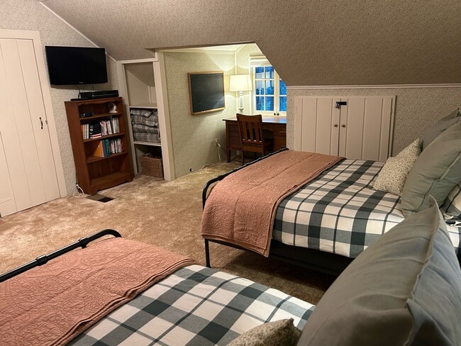 Building Photo - 531 Brassie Ave