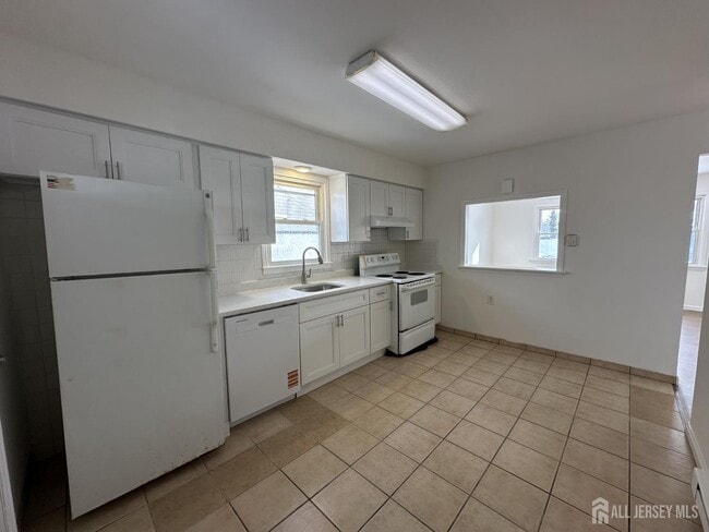 Building Photo - 67 Maple Ave