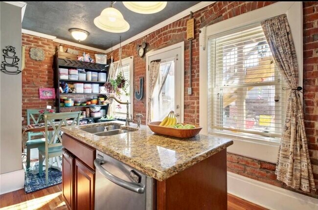 Building Photo - 1033 E 5th St