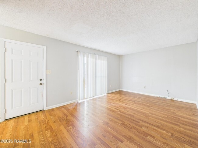 Building Photo - 506 Fox Run Ave